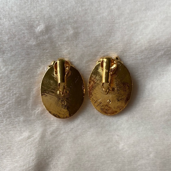 Vintage-Inspired Gold Cameo Clip-On Earrings - Picture 5 of 6